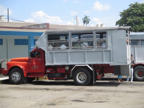 travel-cuba-buses-justthesizzle.jpg